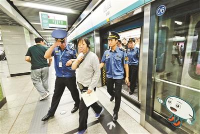 A subway beggar is persuaded to leave the train. (File photo/Beijing Youth Daily) A subway beggar is persuaded to leave the train. (File photo/Beijing Youth Daily)