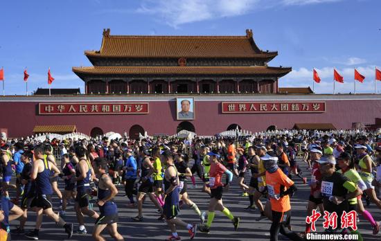 Runners take part in the 2017 CFLD Beijing Marathon on Sept. 17, 2017. (Photo/Chinanews.com) Runners take part in the 2017 CFLD Beijing Marathon on Sept. 17, 2017. (Photo/Chinanews.com)