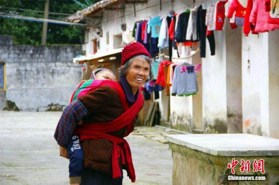 An elderly woman and her grandchild in Guangxi Zhuang Autonomous Region. (File photo/Chinanews.com) An elderly woman and her grandchild in Guangxi Zhuang Autonomous Region. (File photo/Chinanews.com)