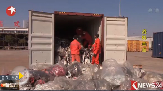 Shanghai customs officials intercepted smuggled waste. (Photo/Video screenshot) Shanghai customs officials intercepted smuggled waste. (Photo/Video screenshot)