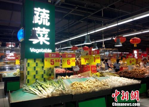 Vegetables are sold in a supermarket. (Photo/China News Service)