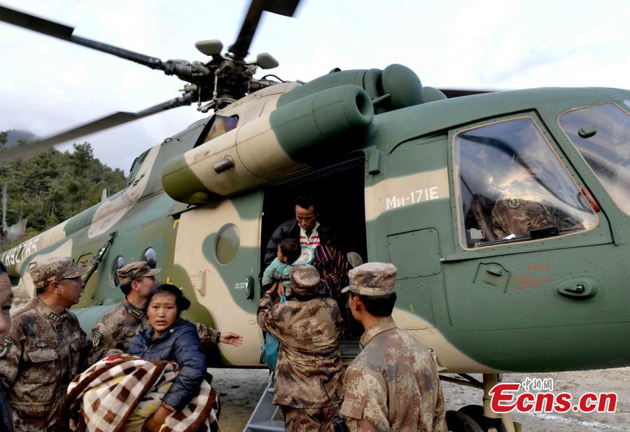 Military helicopter helps in quake zone(1/9)