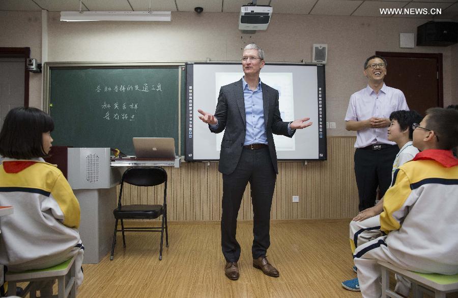 Apple CEO visits primary school in Beijing(1/5)