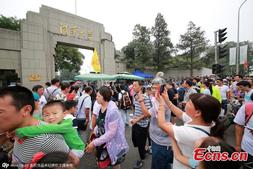 Prestigious universities turn into hot destinations in holiday(1/3)