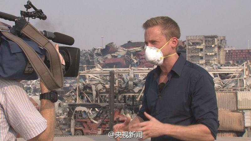 Domestic and foreign media organizations enter core area of Tianjin blasts(1/6)