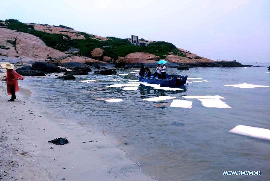 Sea water around Miaowan Island polluted by heavy oil(1/4)