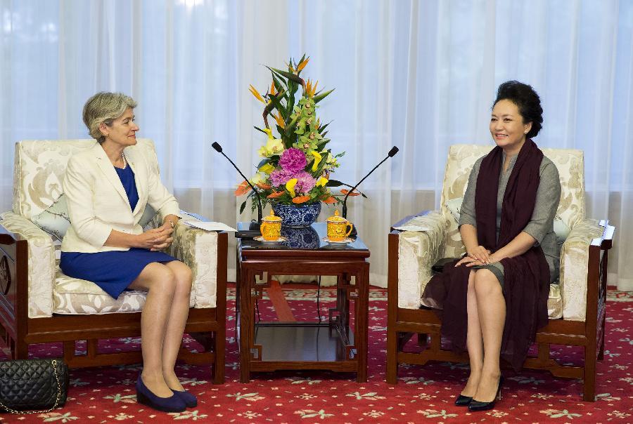 Peng Liyuan meets UNESCO director-general (1/4)