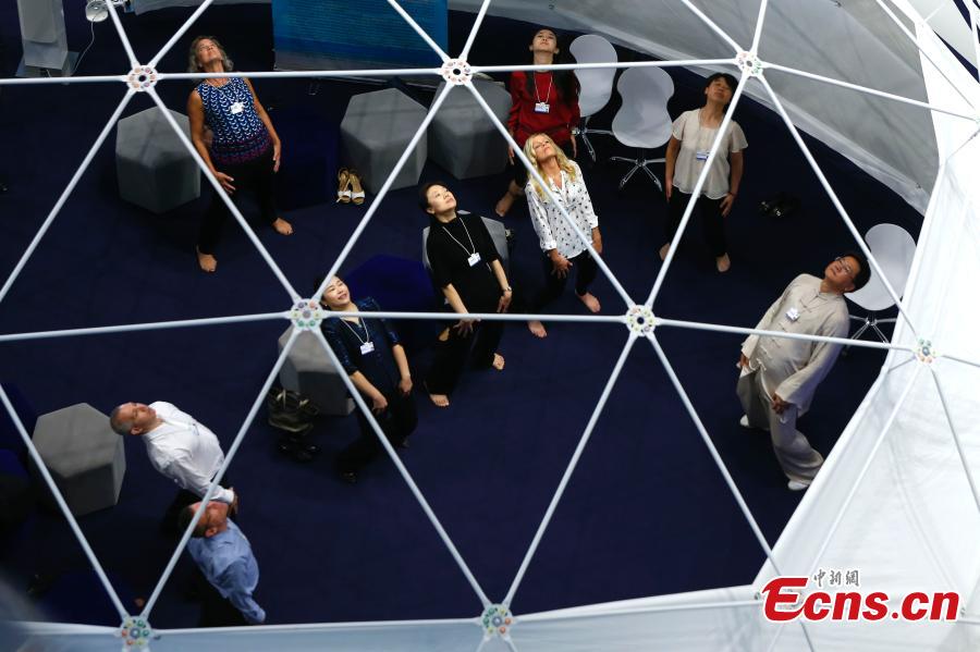 Davos Forum participants get a taste of Tai Chi (1/2)