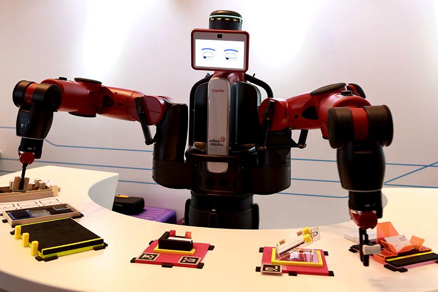 Robots sparkle at Summer Davos Forum in Dalian(1/6)
