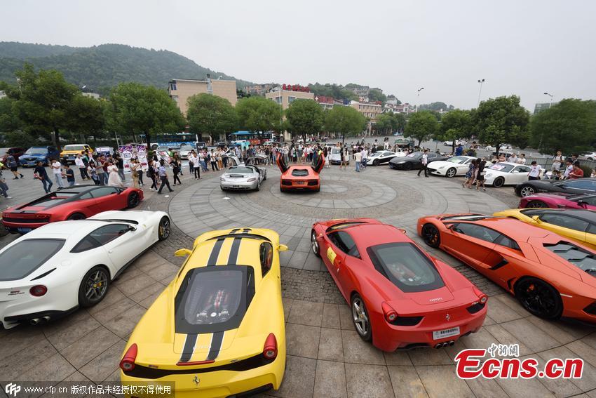 Luxury cars help to attract visitors(1/3)