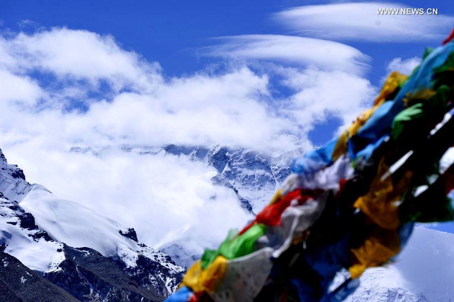 Tourists attracted by Mount Qomolangma in autumn(1/5)