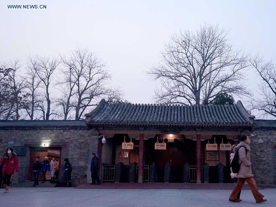 Beijing issues second red alert for air pollution(1/3)