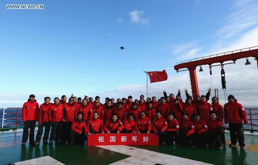 Scientific expedition team give New Year greeting on icebreaker Xuelong(1/3)
