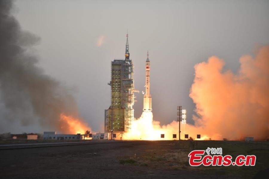 China's Shenzhou-11 manned spacecraft blasts off (4/7)