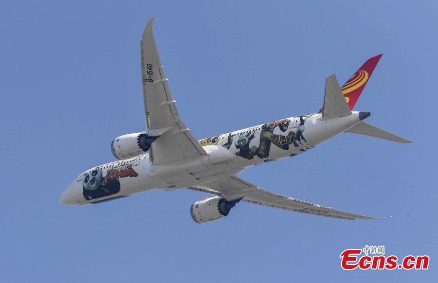 'Kung Fu Panda'-themed Hainan airlines plane shown in Zhuhai(1/4)