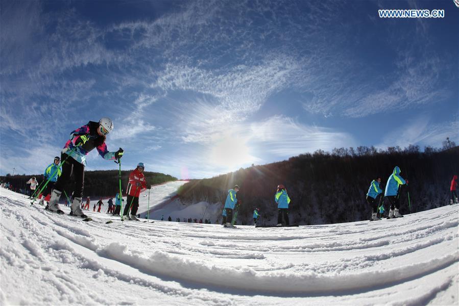 Skiers ski at Changchengling Mountain Skiing Field, N China(1/2)