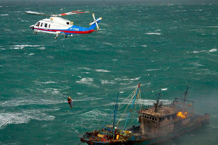 Helicopter rescues 10 people from burning fishing boat in East China Sea(1/6)