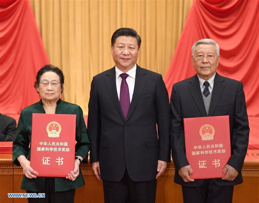 Xi presents China's top science award to two scientists(1/6)