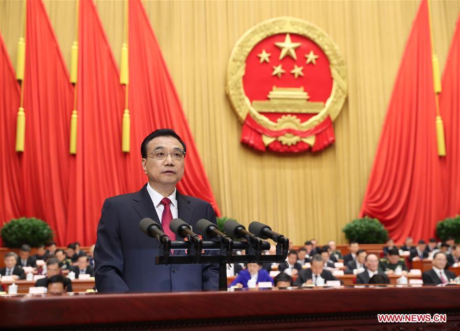 Premier Li Keqiang delivers gov't work report(1/4)