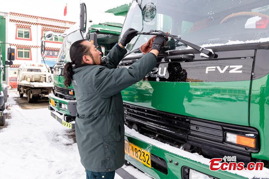 Postman works dangerous Sichuan-Tibet road for 28 years (1/8)