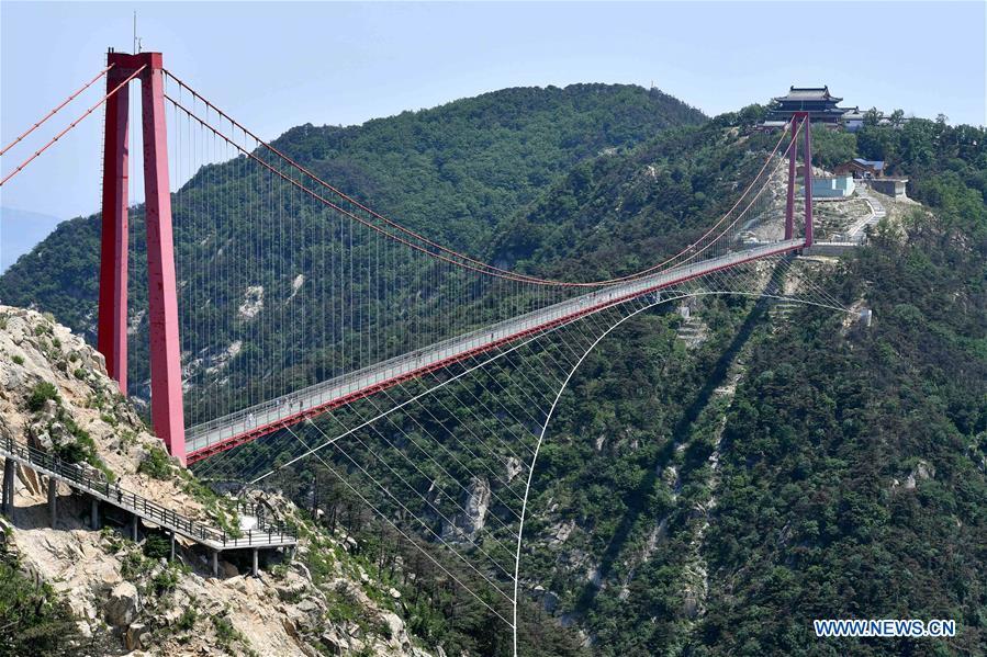 Glass suspension bridge opens to public in east China(1/3)