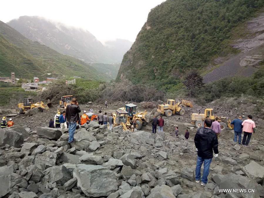 Over 100 buried in southwest China landslide(1/6)