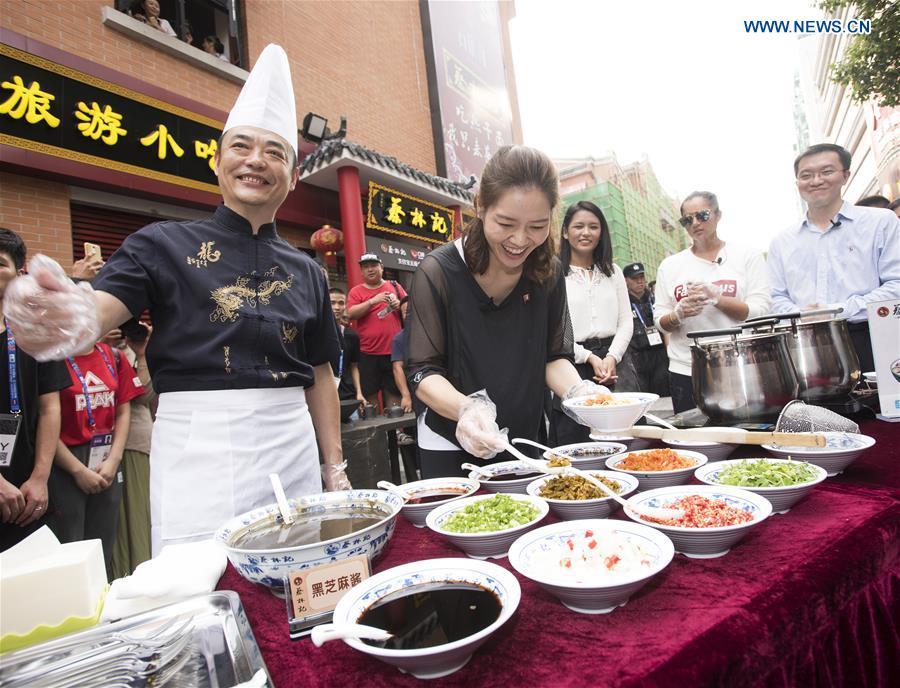 Li Na tastes local delicacy during WTA Wuhan Open(1/7)