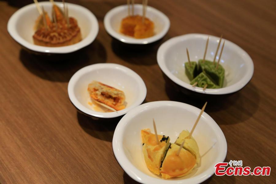 Mooncakes stuffed with crayfish are on offer at a restaurant in Hangzhou City, the capital of East China’s Zhejiang Province, Sept. 29, 2017. The restaurant is experimenting with using novel ingredients in their mooncakes, a must-have delicacy for the Mid-Autumn Festival, to boost business. (Photo: China News Service/Wang Yuan)