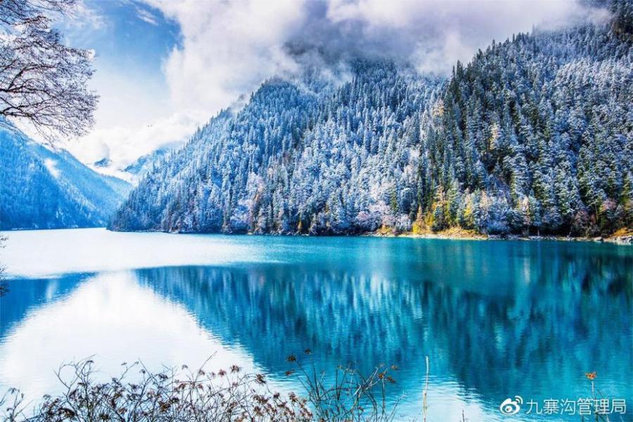 Mystical Jiuzhaigou Valley after snow(1/5)