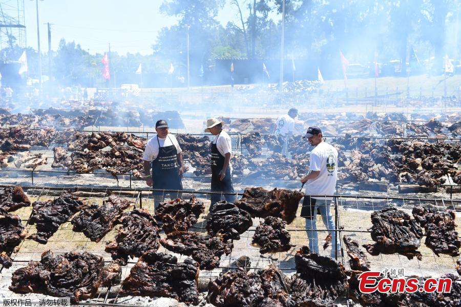 Over 16 tons of beef go on the grill in Uruguay(1/3)