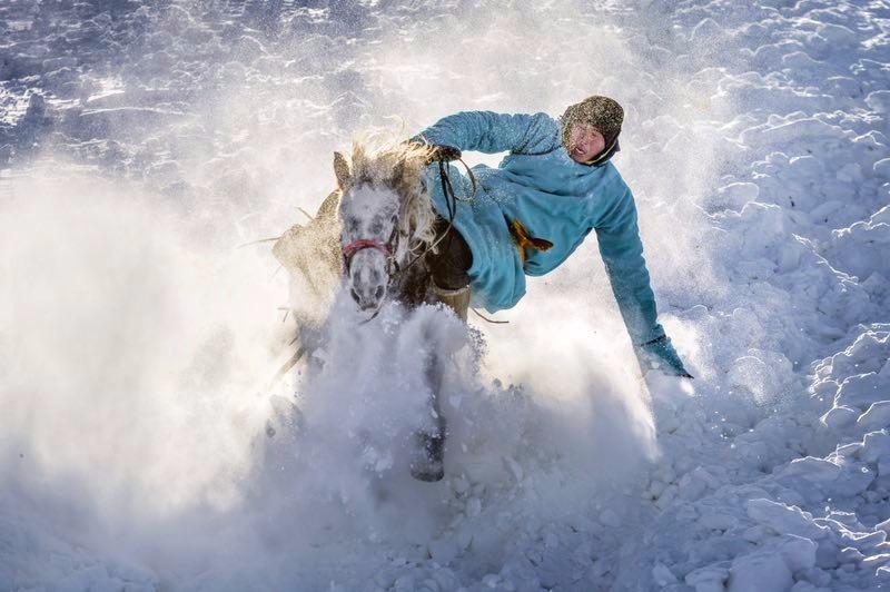 Women ride horses on Xilin Gol Grassland(1/7)