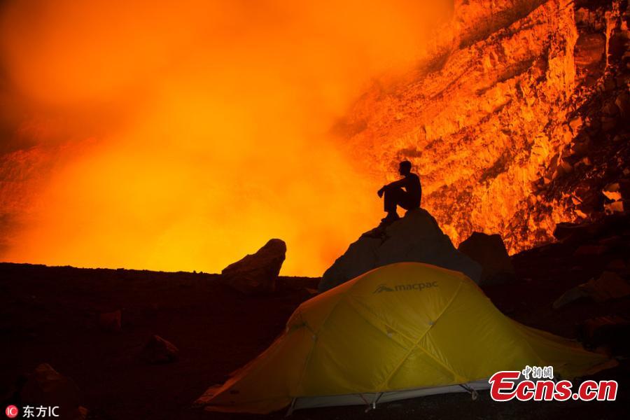 Explorers camp at edge of live volcano(1/3)