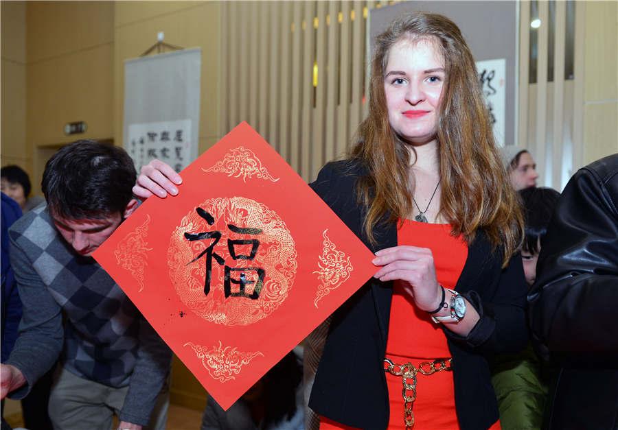 Foreign students experience Chinese New Year traditions(1/5)