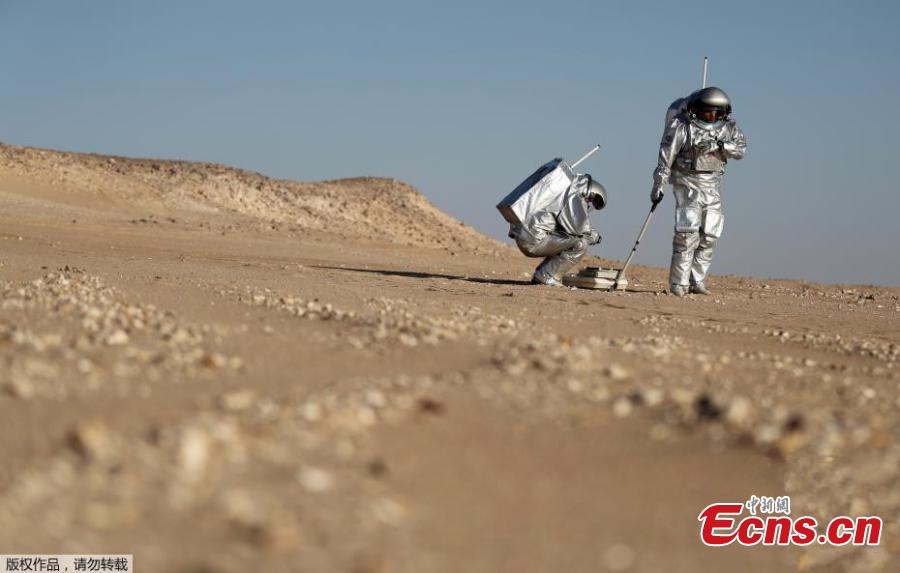 Mars on Earth: Scientists in spacesuits conduct simulation tests in Oman desert(1/5)