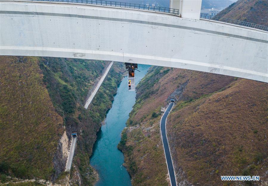 Workers examine railway bridge everyday for safety in Guizhou(1/7)