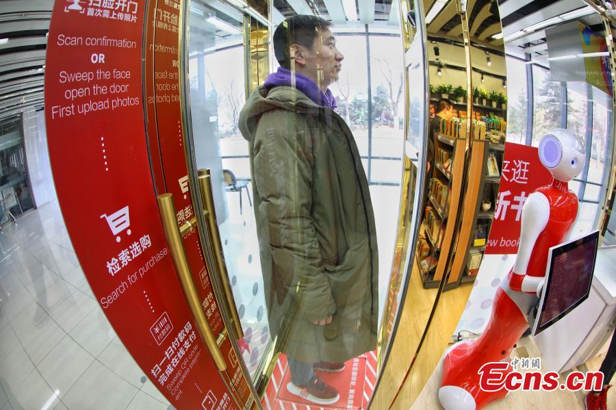 First checkout-free bookstore opens in Beijing(1/3)