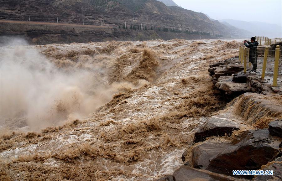 Spring flood seen at Hukou Waterfall on Yellow River(1/4)