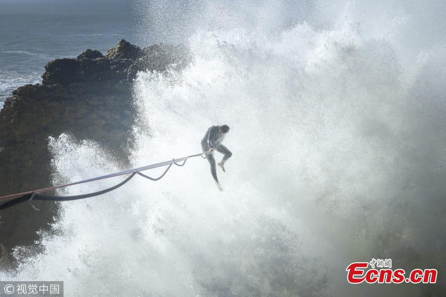 Daredevil traverses highline in enormous waves(1/3)