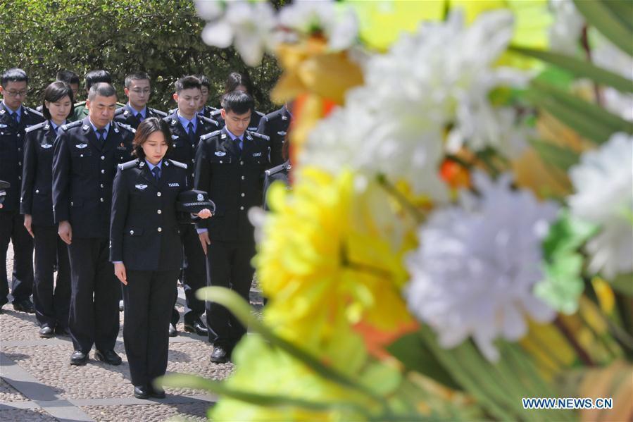 People mourn for martyrs across China ahead of Qingming Festival(1/5)