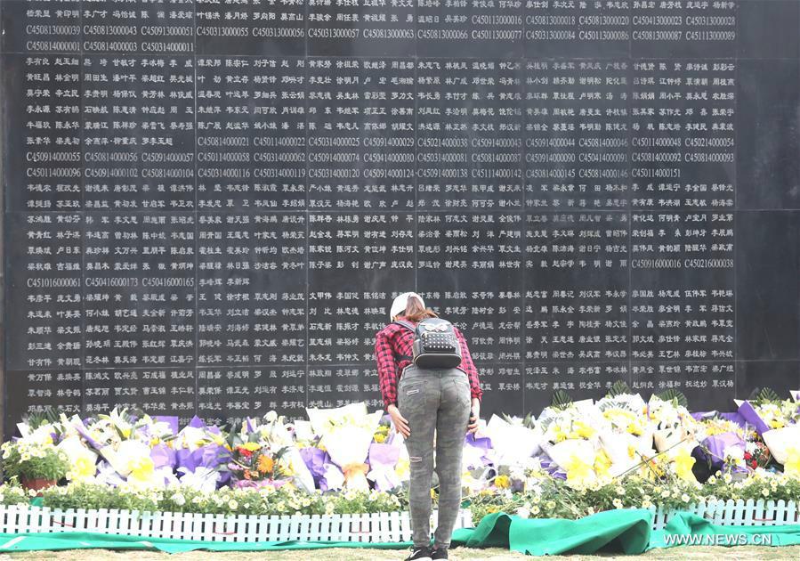 Overseas, domestic Chinese pay tribute to deceased(1/8)