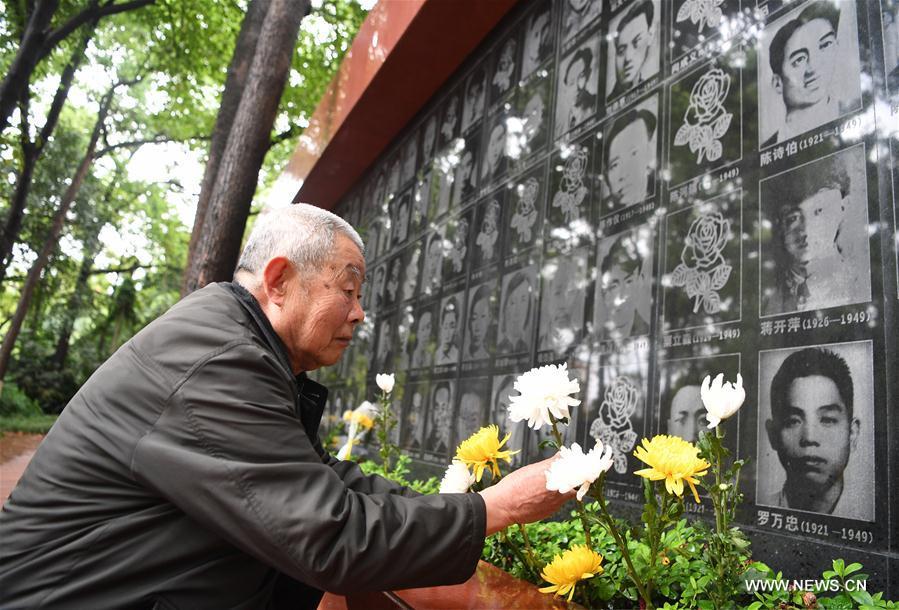 People commemorate martyrs on Qingming Festival in Chongqing(1/3)