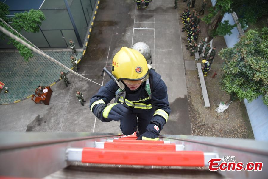 Firefighters climb four floors in 25 seconds (1/5)
