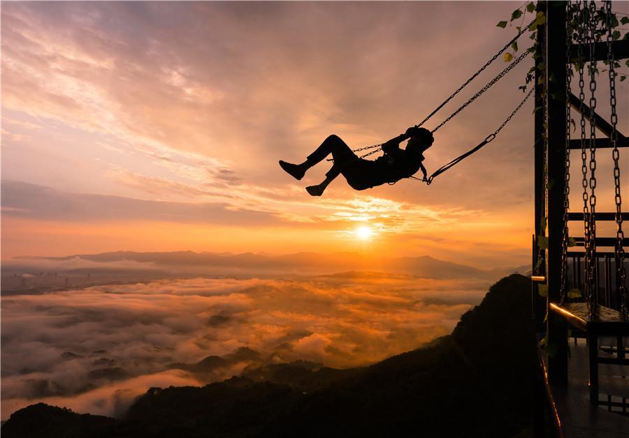 Cliff swing lets Wang Yun Mountain tourists test their mettle(1/8)