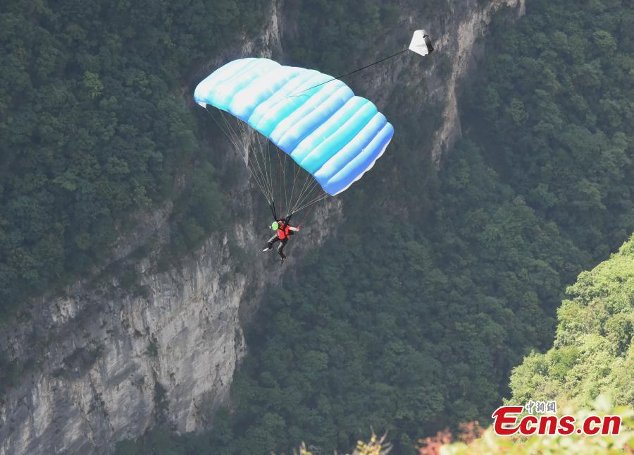 Basejumper takes 400-meter plunge in Chongqing(1/5)