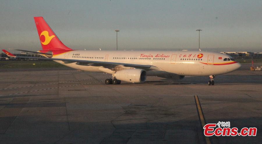 An airliner on the first direct flight from Xi\'an in Shaanxi Province to London arrives at Heathrow Airport in London, May 7, 2018. Tianjin Airlines operated the 11-hour direct passenger flight. (Photo: China News Service/Zhang Ping)