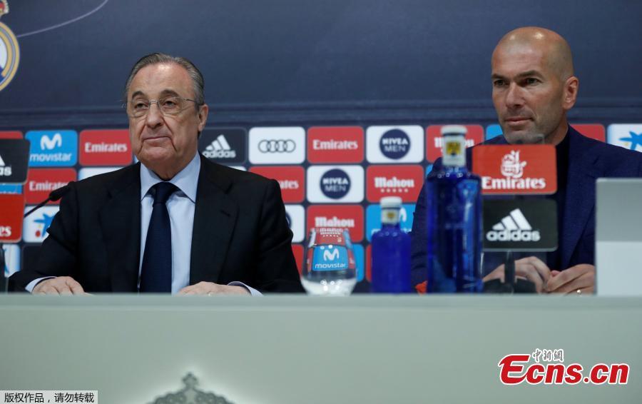Real Madrid coach Zinedine Zidane (R) speaks at a press conference, May 31, 2018. The 45-year-old former international announced to step down as Real Madrid coach on Thursday, saying that it was time for a change for himself and the club. \