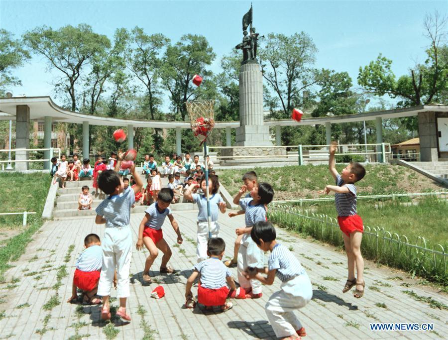 In this file photo taken in 1983, children play a bag toss game at a public park in Harbin, northeast China\'s Heilongjiang Province. As China celebrates the International Children\'s Day, there arises the occasion for grown-ups to think back over the joys of childhood. With the evolution of technology and lifestyle, children are exposed to a wider range of entertainment. Nevertheless, joy would remain a childhood motif no matter how its forms change with time. (Xinhua/Hu Wei)