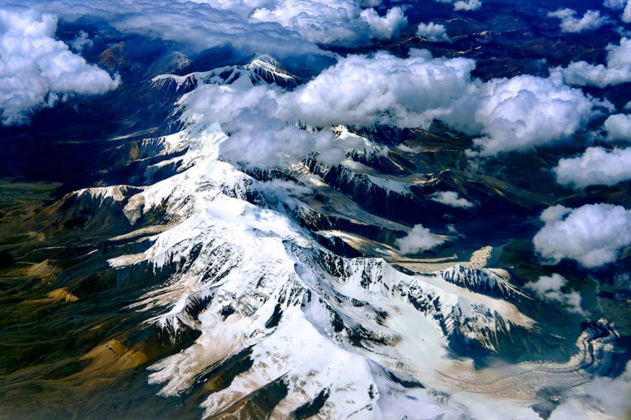 Stunning aerial shots of mountains, grasslands and deserts in Northwest China\'s Qinghai Province. (Photo/China Daily)