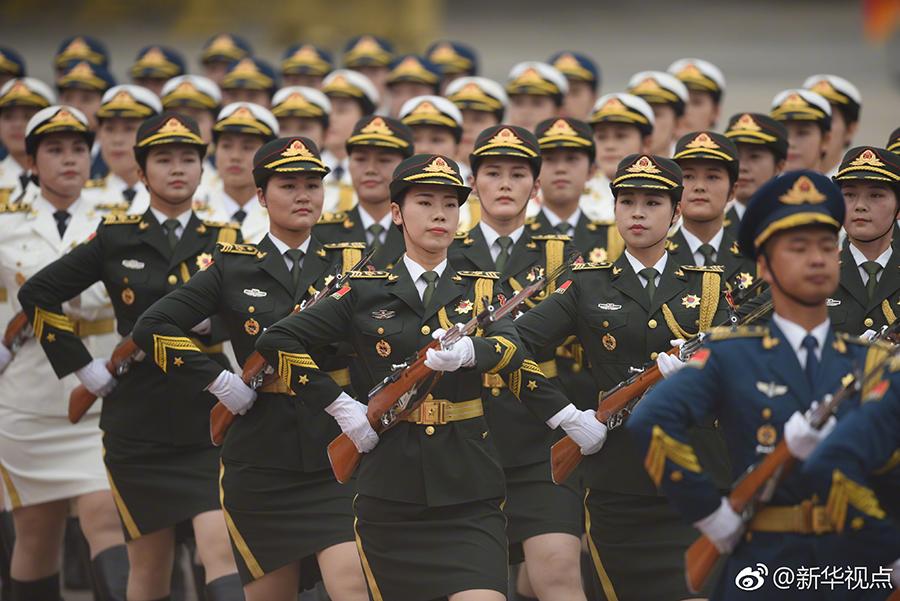 An independent formation of 55 female honor guards of the People\'s Liberation Army makes its debut during a welcome ceremony in Beijing on Wednesday. The female guards, who used to stand with the male honor guards since their debut in 2014, are appearing as an independent formation for the first time. (Photo/Xinhua)
