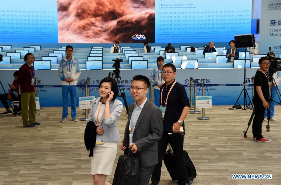 Journalists do preparation work at the Media Center of the Shanghai Cooperation Organization (SCO) Qingdao Summit in Qingdao, east China\'s Shandong Province, June 6, 2018. The media center of the summit will open to journalists from home and abroad from June 6 to 11. (Xinhua/Li Ziheng)
